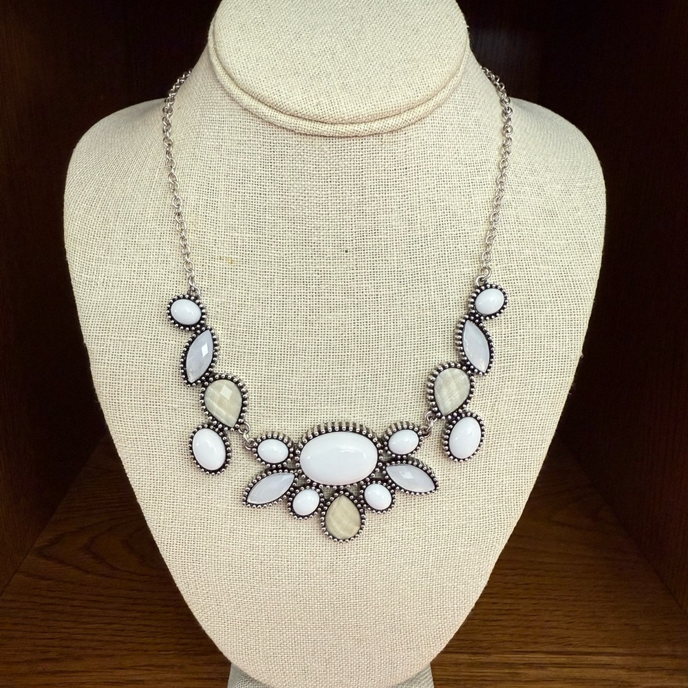 Elegant Cream Teardrop Earrings and Necklace Set